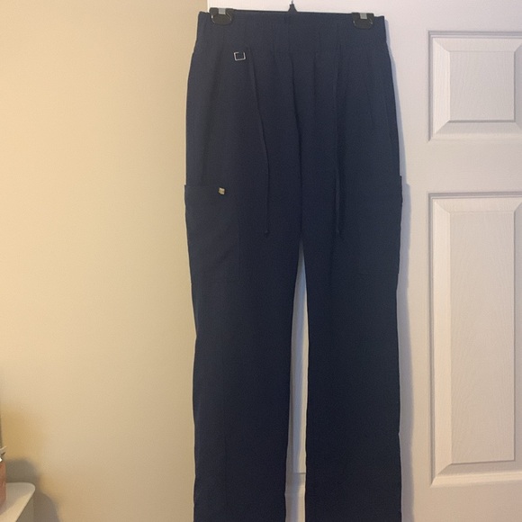 Grey’s Anatomy Scrubs - Picture 3 of 8